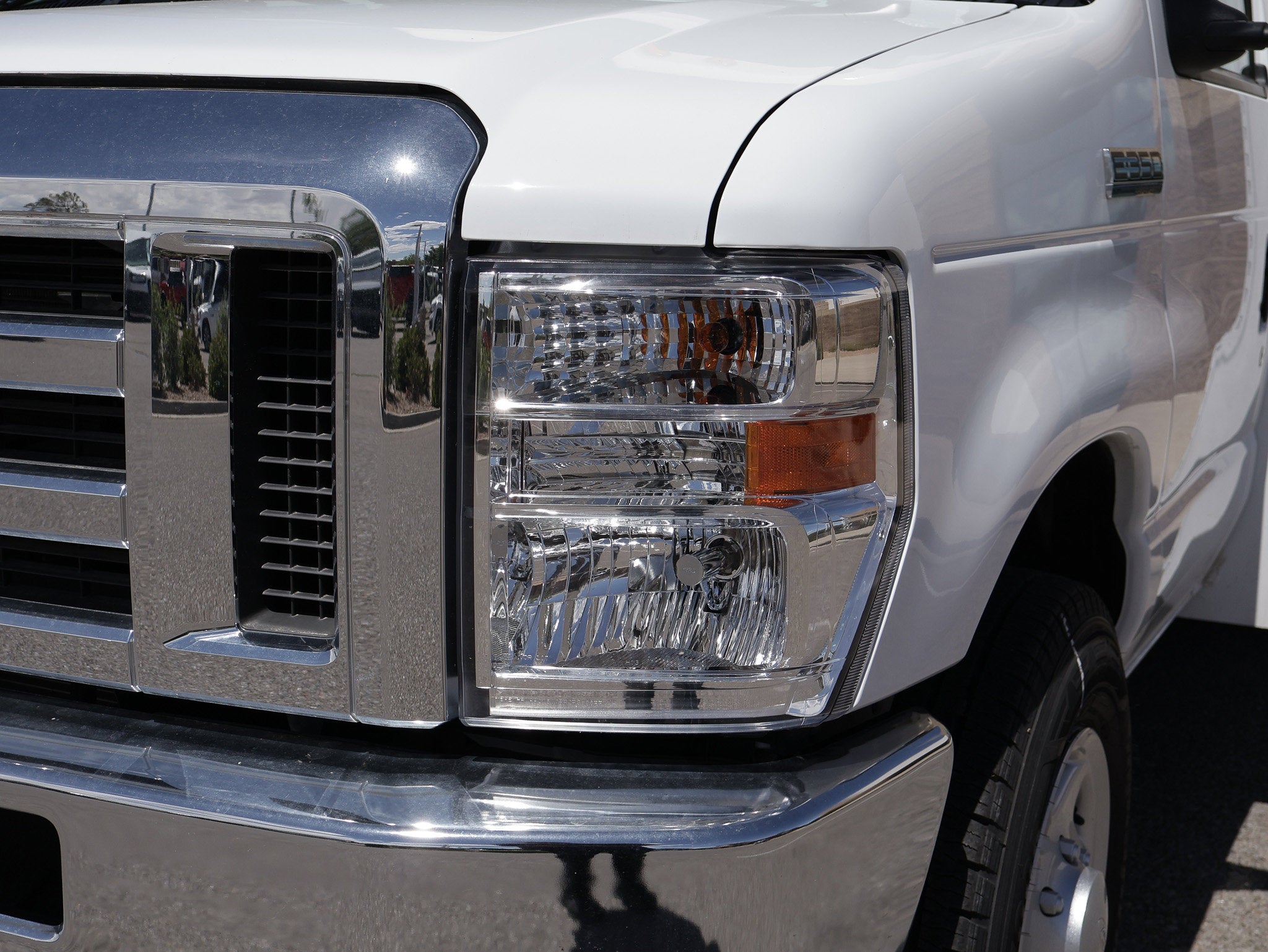 2025 Ford E-350SD Base Cutaway