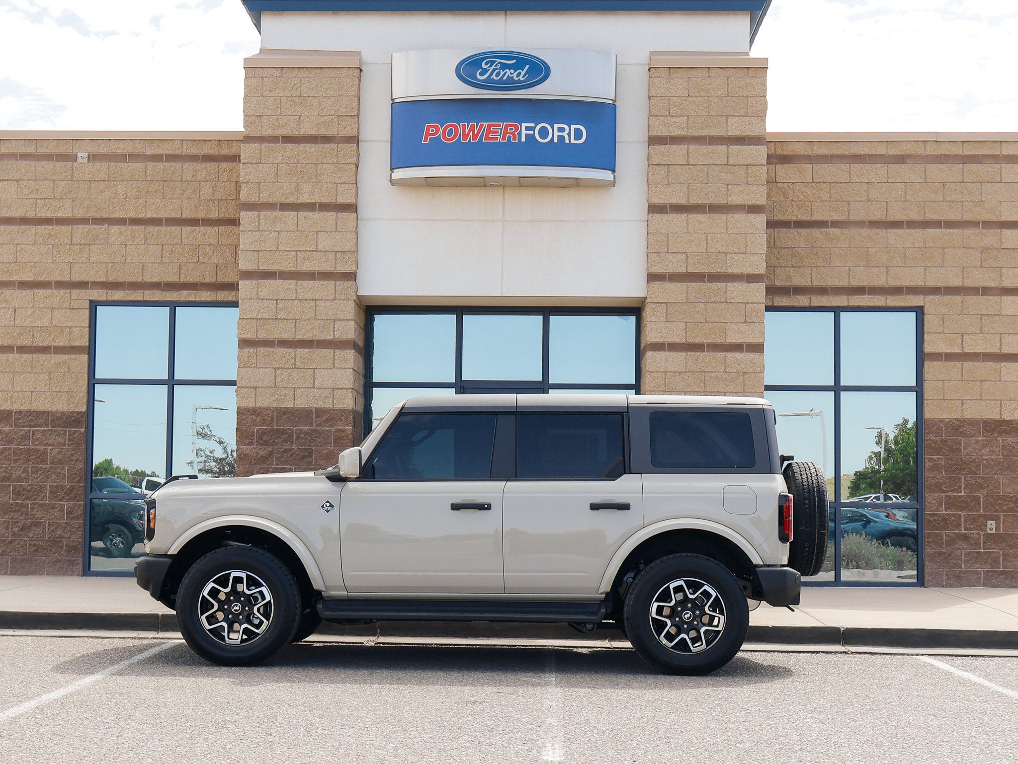 2026 Ford Bronco Outer Banks