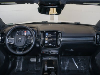 2022 Volvo XC40 R-Design