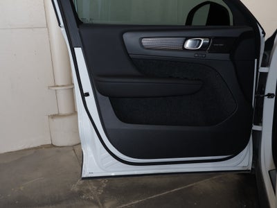 2022 Volvo XC40 R-Design