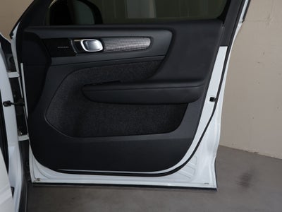 2022 Volvo XC40 R-Design
