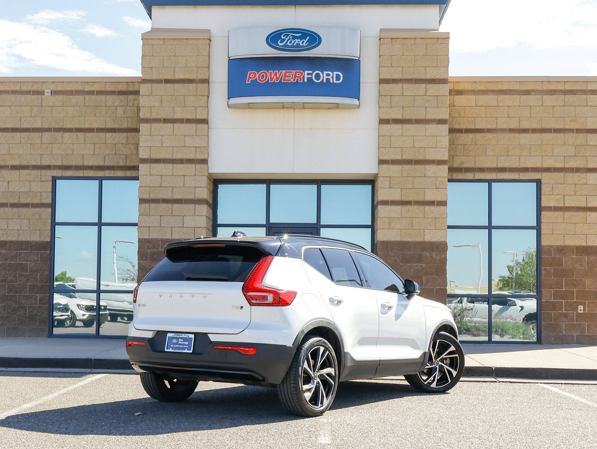 2022 Volvo XC40 R-Design